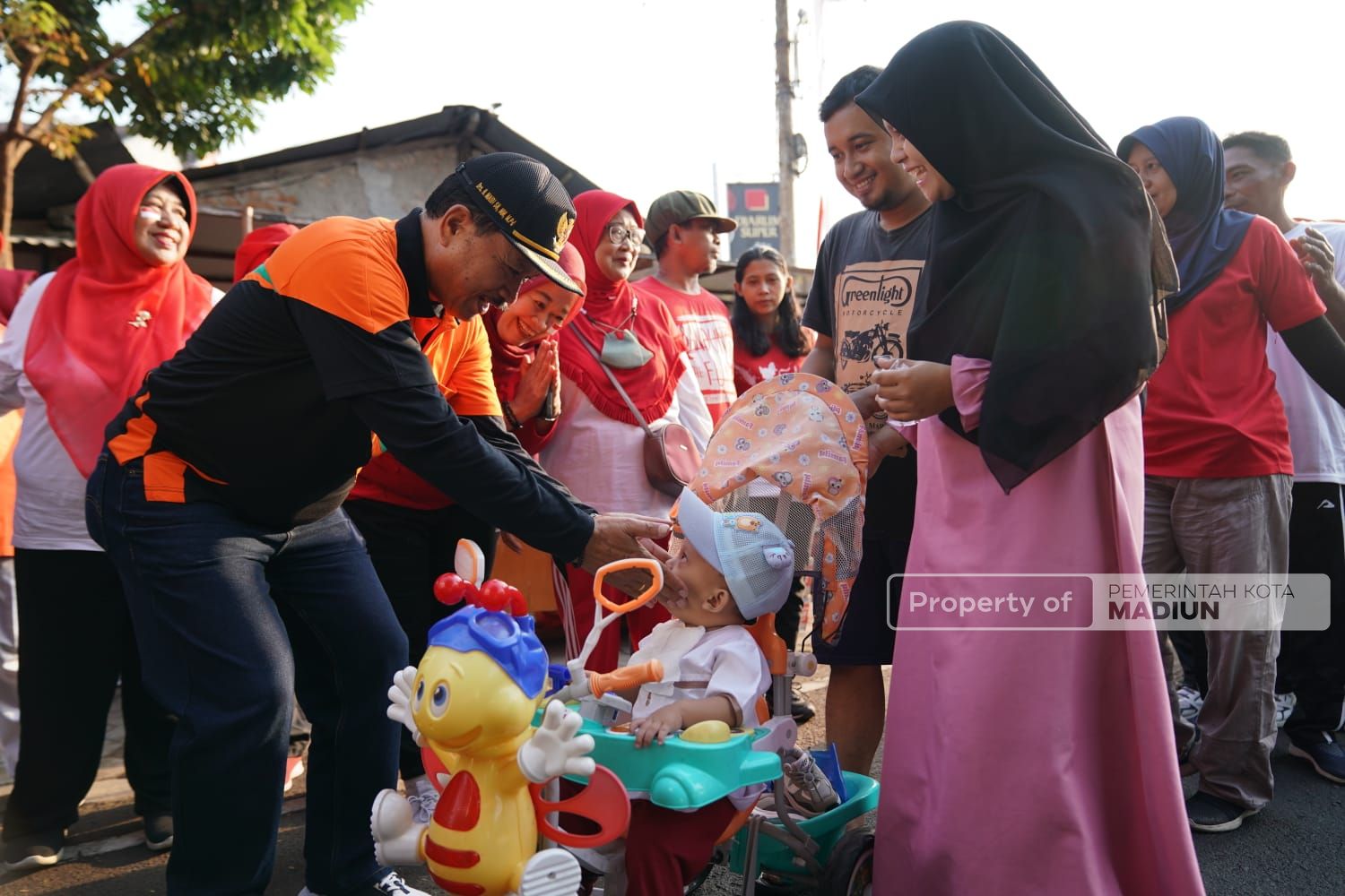 Foto 7 dari 9: Berangkatkan Jalan Santai di Kelurahan Patihan, Wali Kota Apresiasi Semangat Warga Isi Kemerdekaan
