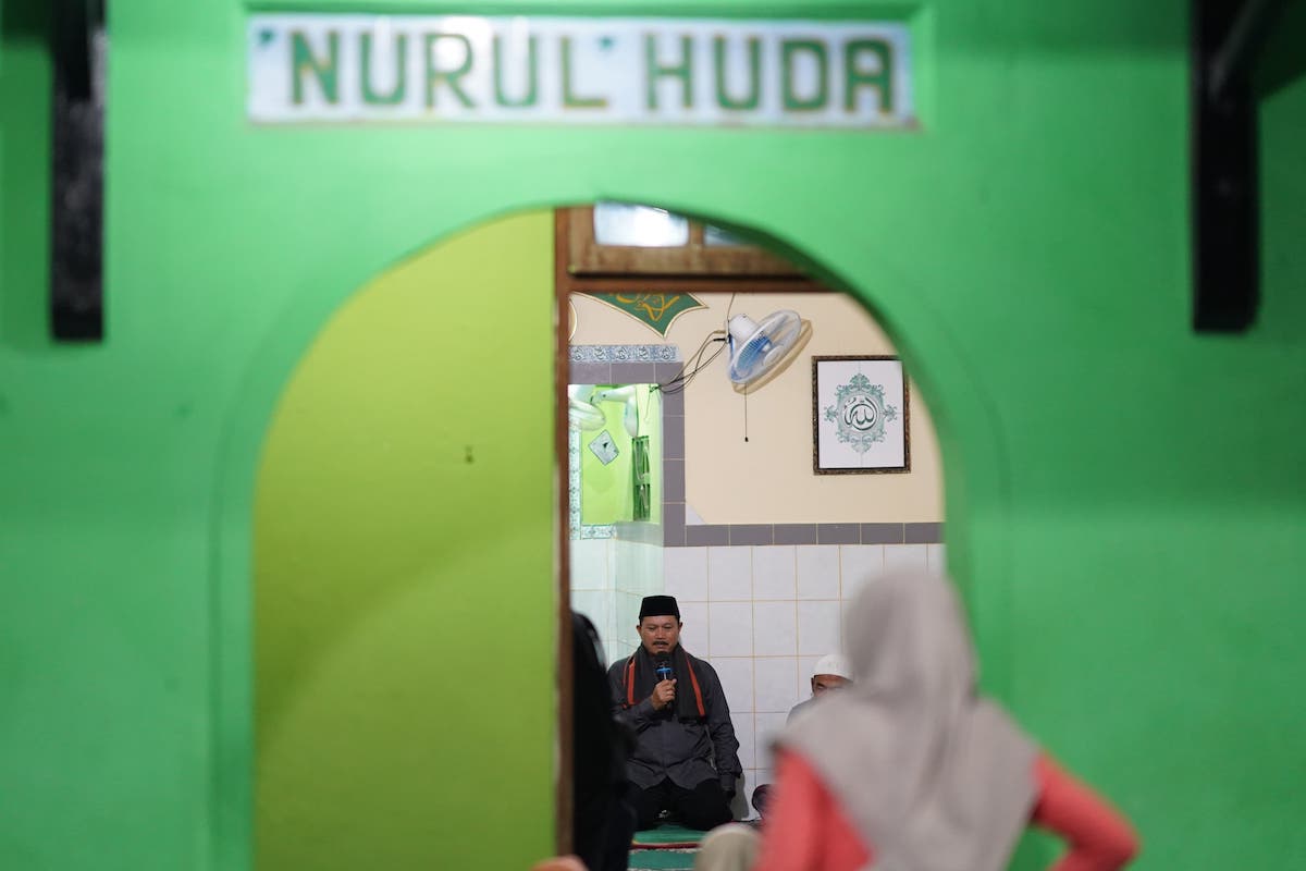 Salat Isya di Musala Nurul Huda, Wali Kota Maidi Salurkan Sembako Hingga Bantuan Pembangunan Rp 30 Juta
