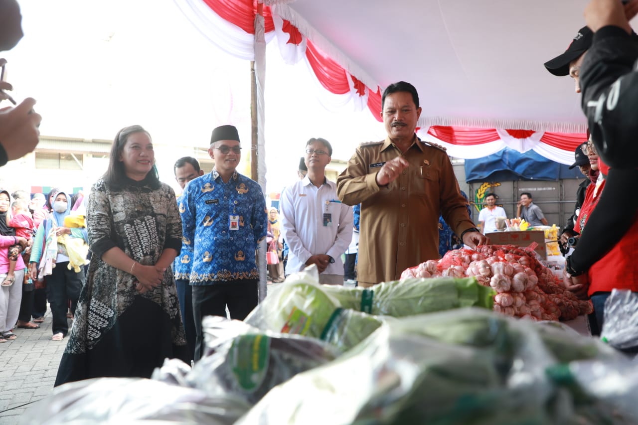 Foto 1 dari 11: Buka GPM Di Stadion, Wali Kota Pastikan Masyarakat Mudah Dapatkan Sembako Murah