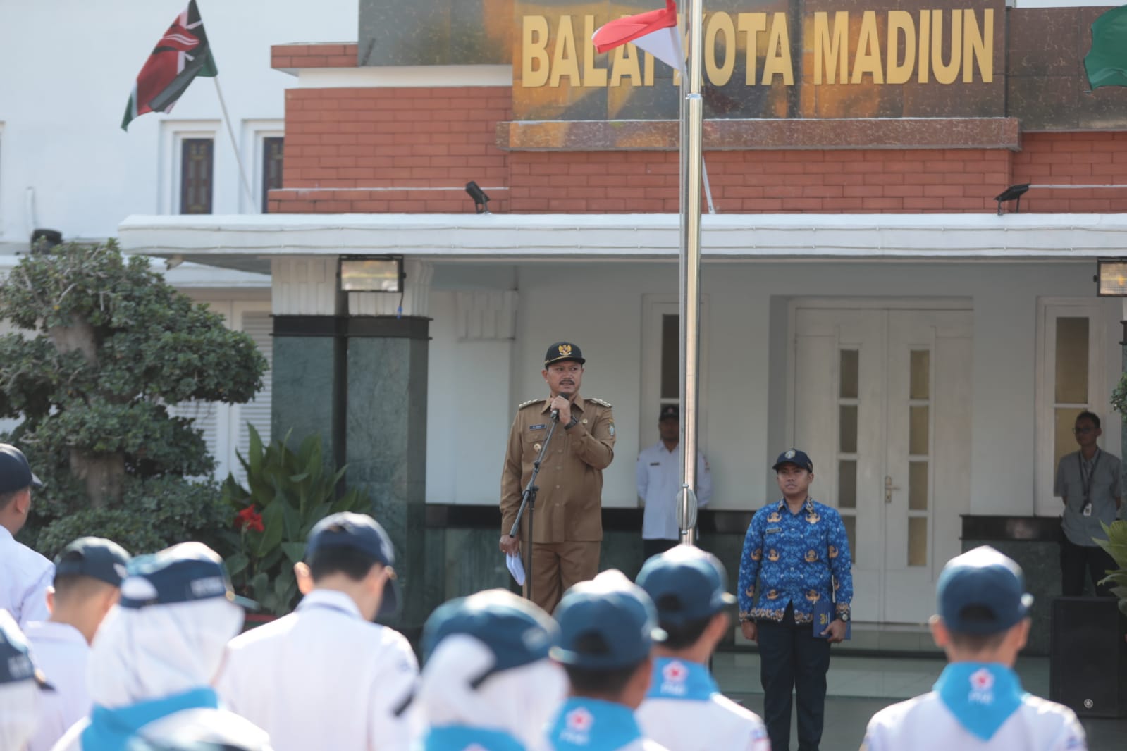 Foto 10 dari 12: Pimpin Apel HUT PMI ke-78, Wali Kota Kukuhkan 30 Sukarelawan PMI dan Beri Penghargaan ke Pendonor Terbanyak