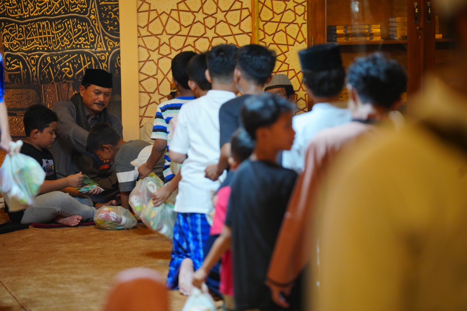 Foto 10 dari 10: Salat Isya dan Tarawih Safari Ramadan di Pondok Abi Bahrun Madinatul Jannah, Wali Kota Sampaikan Event Sambut Lebaran