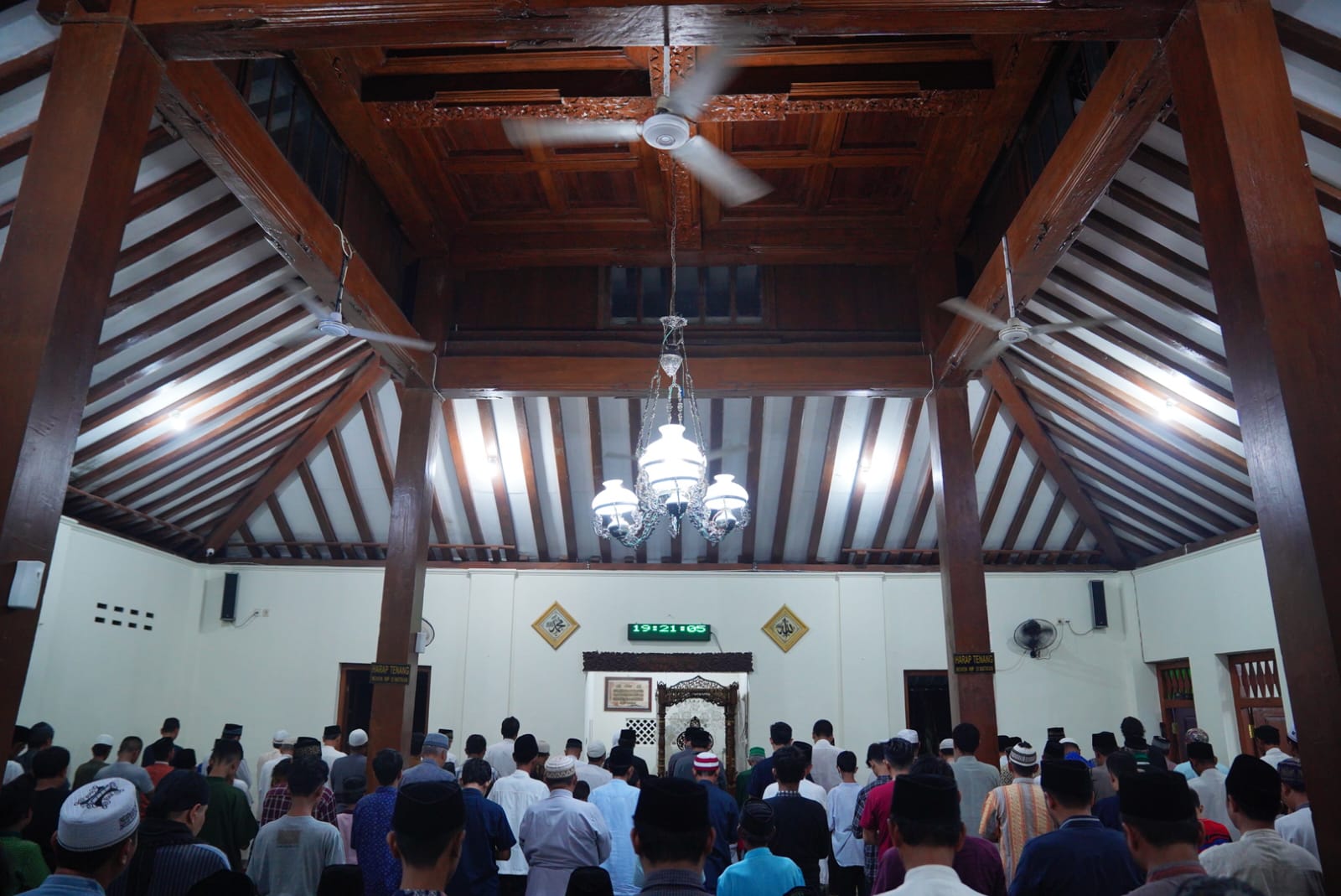 Foto 4 dari 10: Salat Isya dan Tarawih di Masjid Kuncen, Wali Kota Harapkan Kerukunan Terjaga
