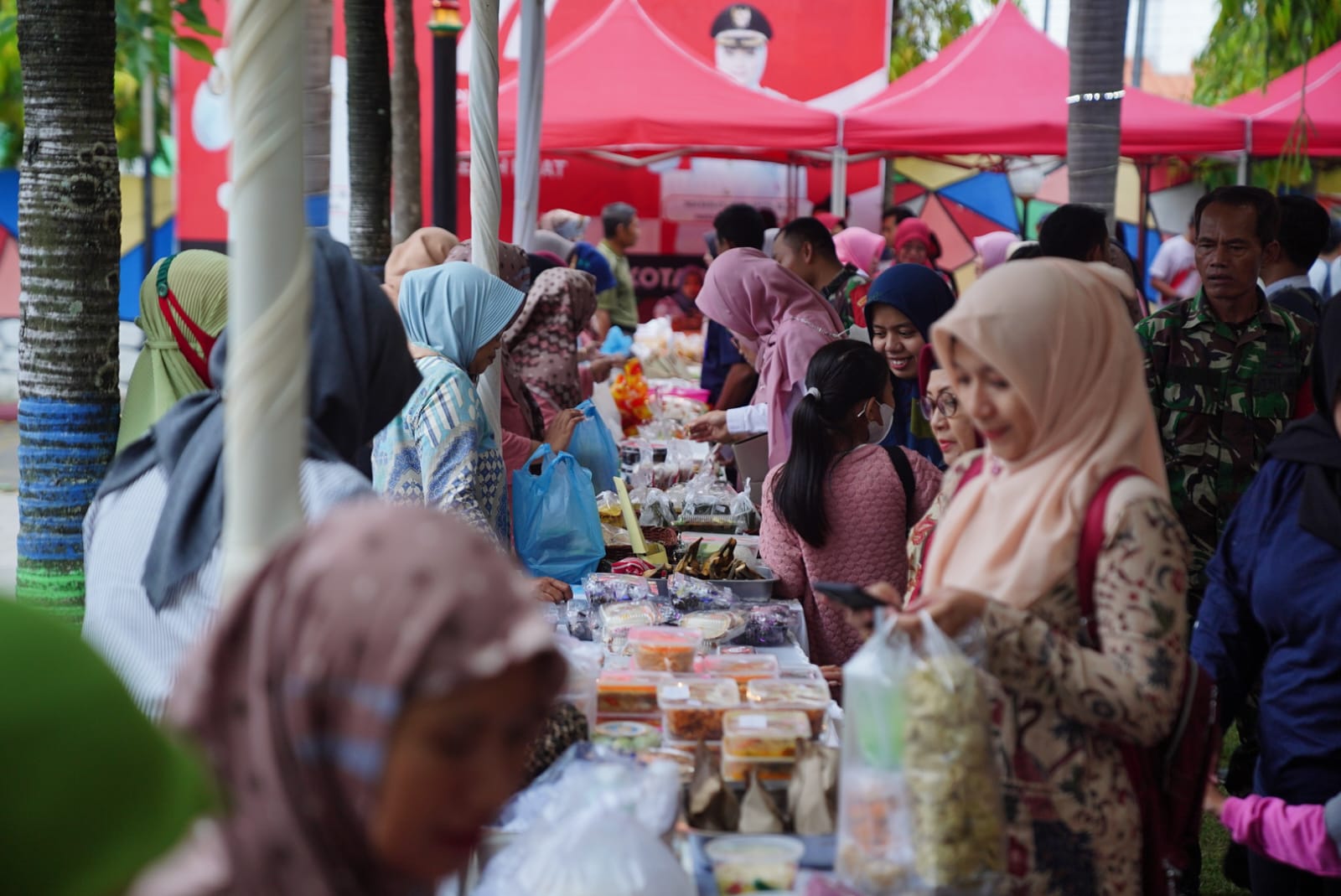 Foto 4 dari 10: Buka Bazar UMKM Di Manguharjo, Wali Kota Ajak Pengusaha Siap Sambut Pemudik