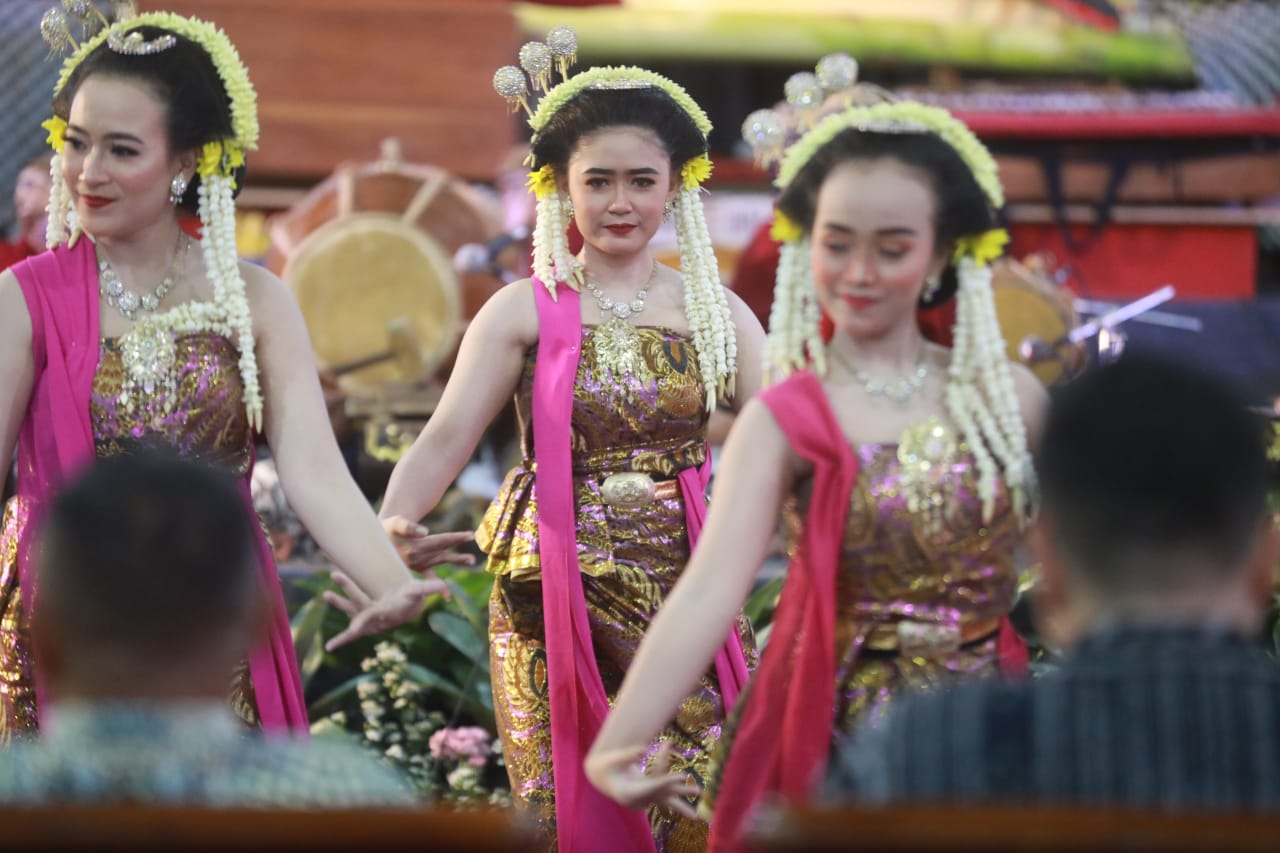 Foto 5 dari 8: Gebyar Akhir Tahun, Pemkot Gelar Pementasan Wayang Di Halaman Balai Kota Madiun