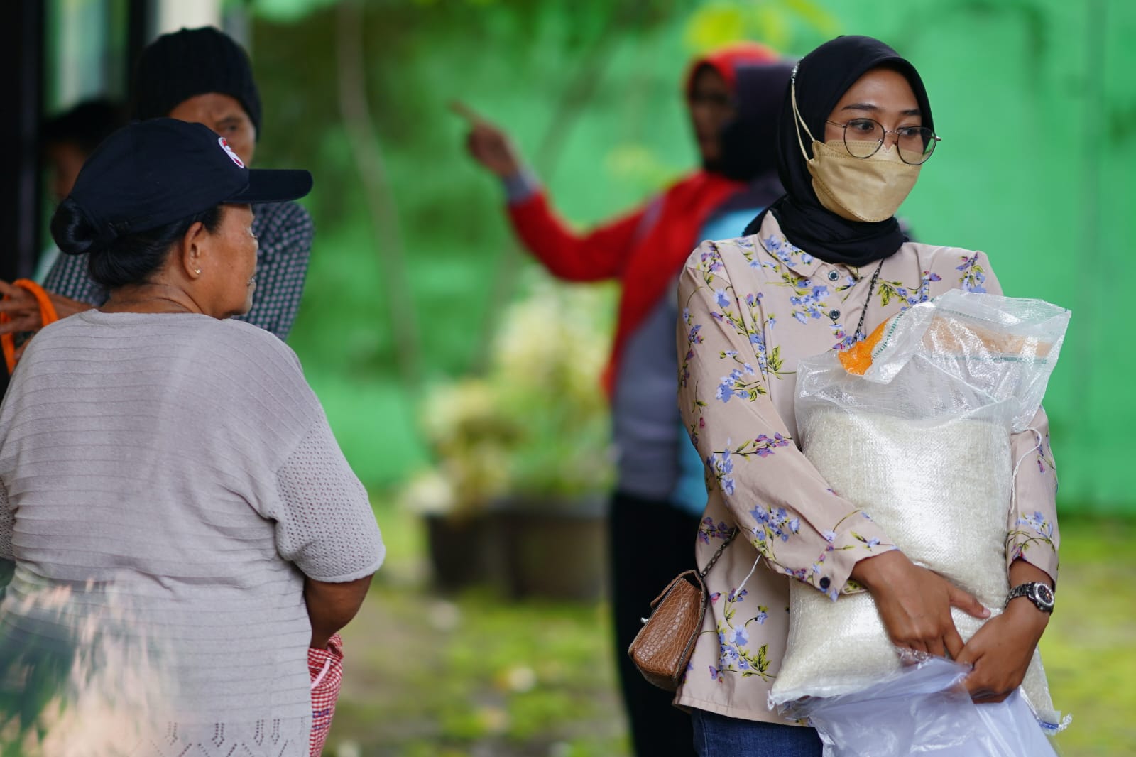 Foto 9 dari 10: Tekan Lonjakan Harga Bahan Pokok Jelang Lebaran, Pemerintah Salurkan Bantuan Pangan Bagi Masyarakat