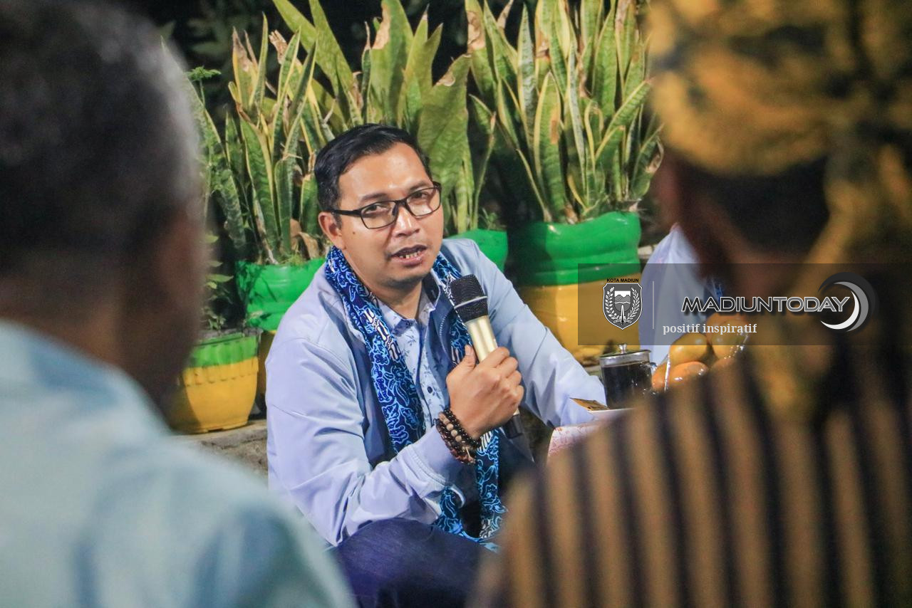 Foto 9 dari 10: Tak Hanya Sambang Warga, Plt Wali Kota Juga Serahkan Bantuan, Tabur Ikan, Membatik, Hingga Memasak saat WBR
