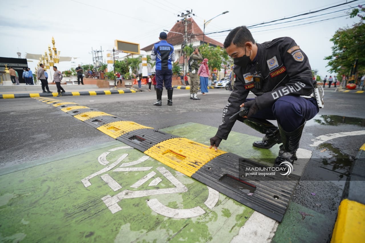 Foto 1 dari 4: Fasilitasi Pengunjung Dari "Singapura" Ke "Mekkah", Wali Kota Pasang Rubber Speed Dan Pelican Crossing Di PSC