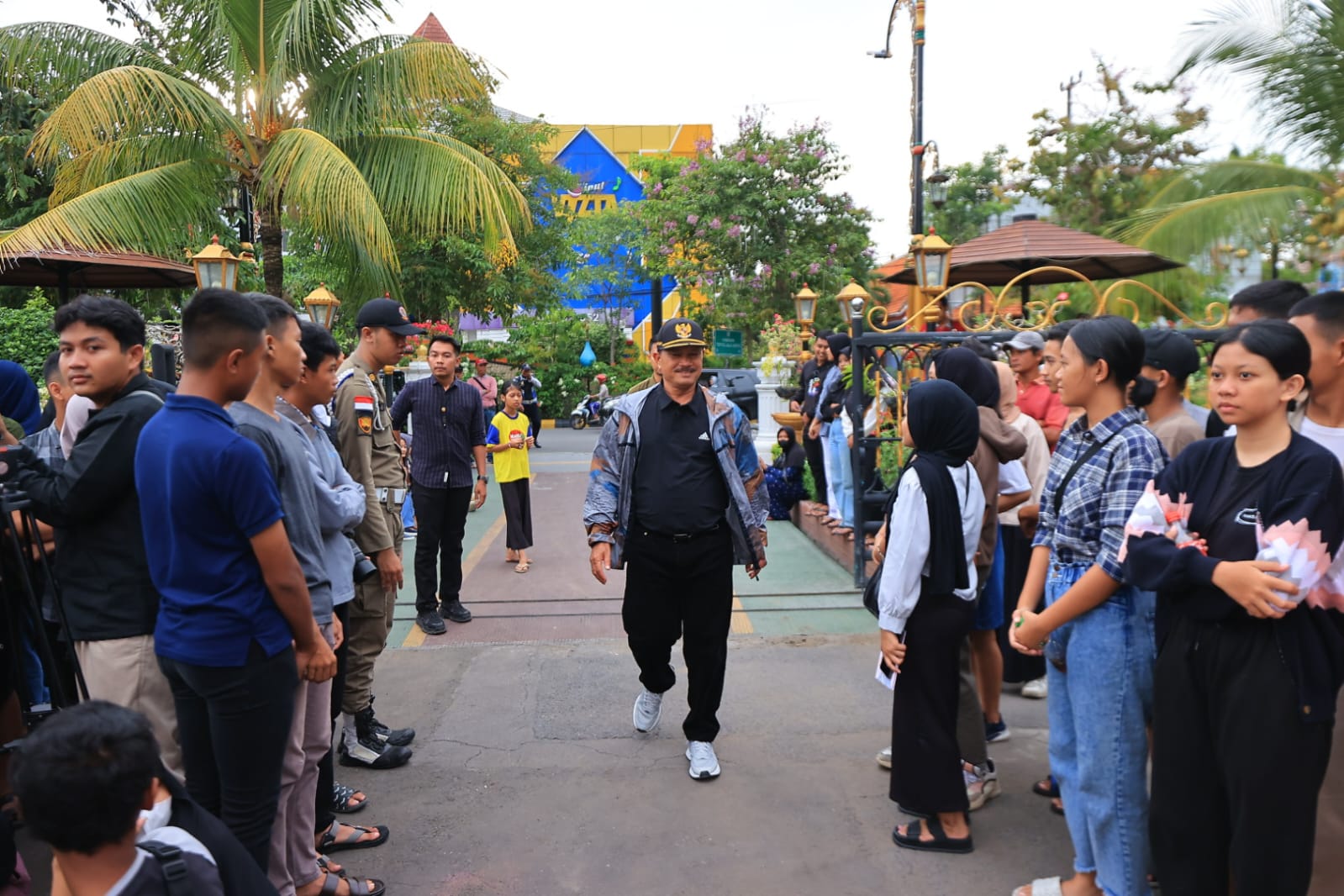 Foto 3 dari 8: SMPN 12 dan SMKN 2 Buka Parade Senja Edisi 2024, Wali Kota: Kreatifitas Anak-anak Jangan Dihentikan