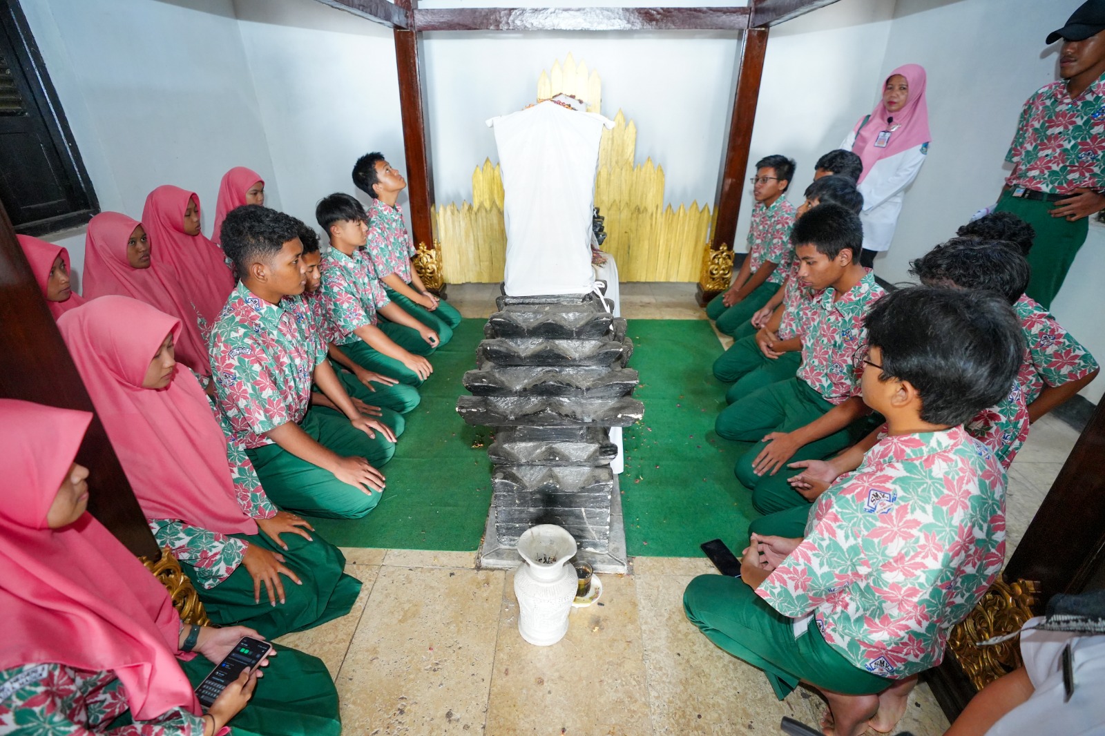 Foto 5 dari 9: Belajar Sekaligus Tumbuhkan Rasa Cinta Kota, Siswa SMKN 5 Gelar ODL di Situs Bersejarah Kota Pendekar