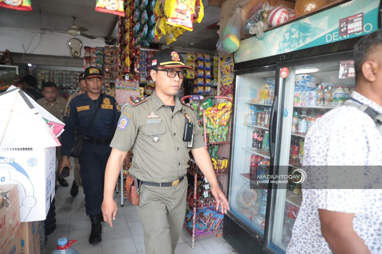 Foto 9 dari 13: Berantas Peredaran Rokok Ilegal, Satpol PP-Bea Cukai dan Tim Gabungan Gelar Razia