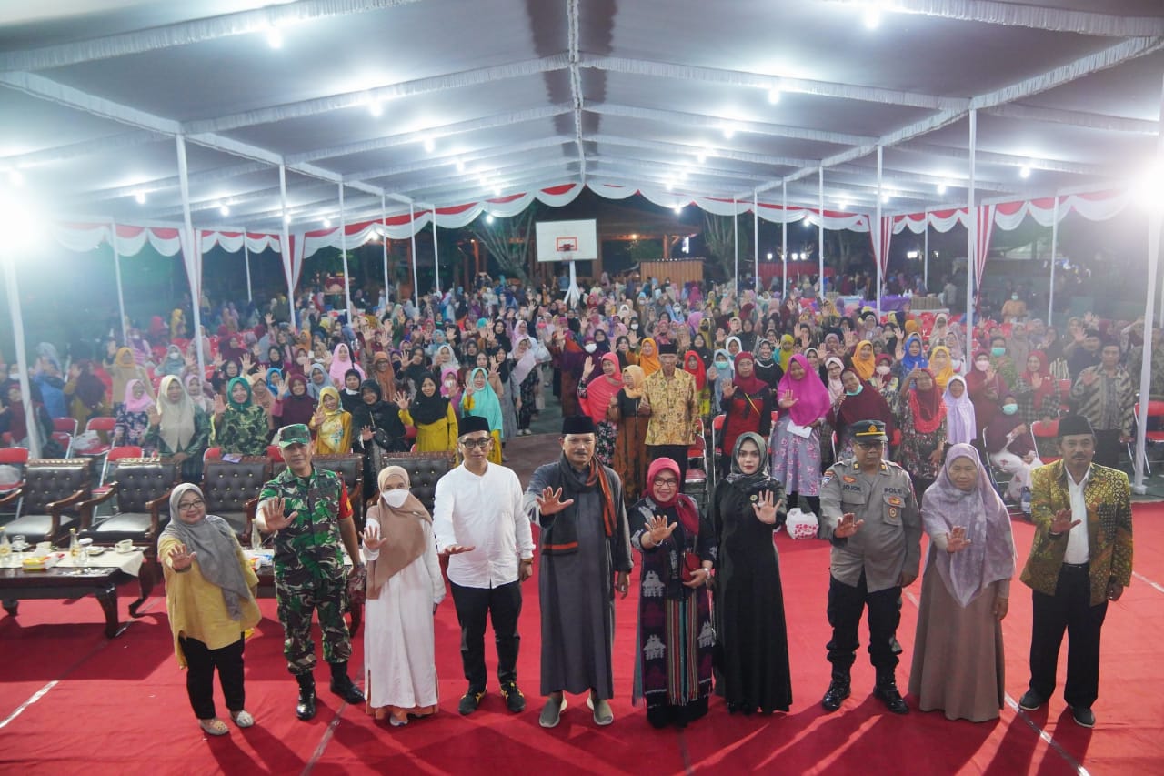 Foto 13 dari 14: Gelar Kegiatan Bersama Warga, Wali Kota Sampaikan Santunan Untuk Warga