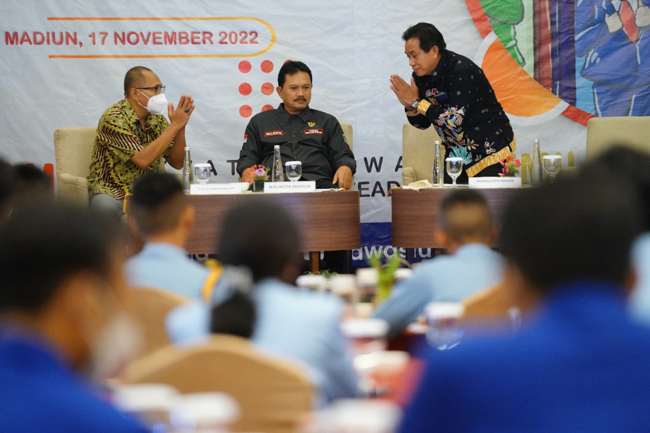 Foto 4 dari 10: Hadiri Sosialisasi Pemilih Pemula, Wali Kota Ajak Generasi Muda Ikut Dalam Pembangunan Kota