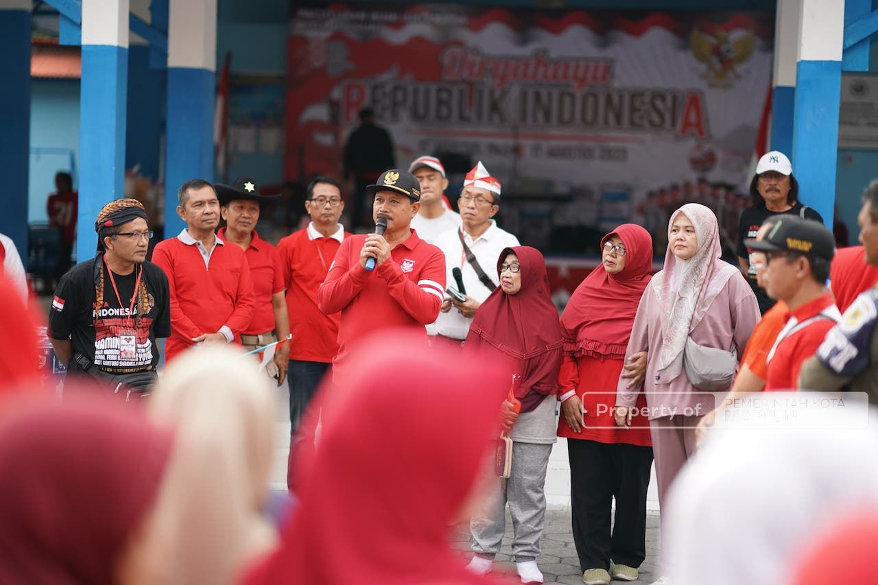 Foto 5 dari 9: Wali Kota Berangkatkan Jalan Sehat Warga