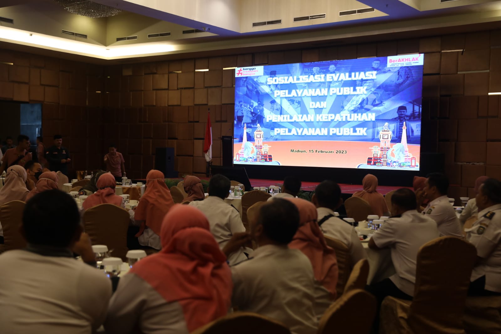 Foto 8 dari 9: Beri Arahan Evaluasi Pelayanan Publik, Wali Kota Ingatkan ASN Pelayan Masyarakat
