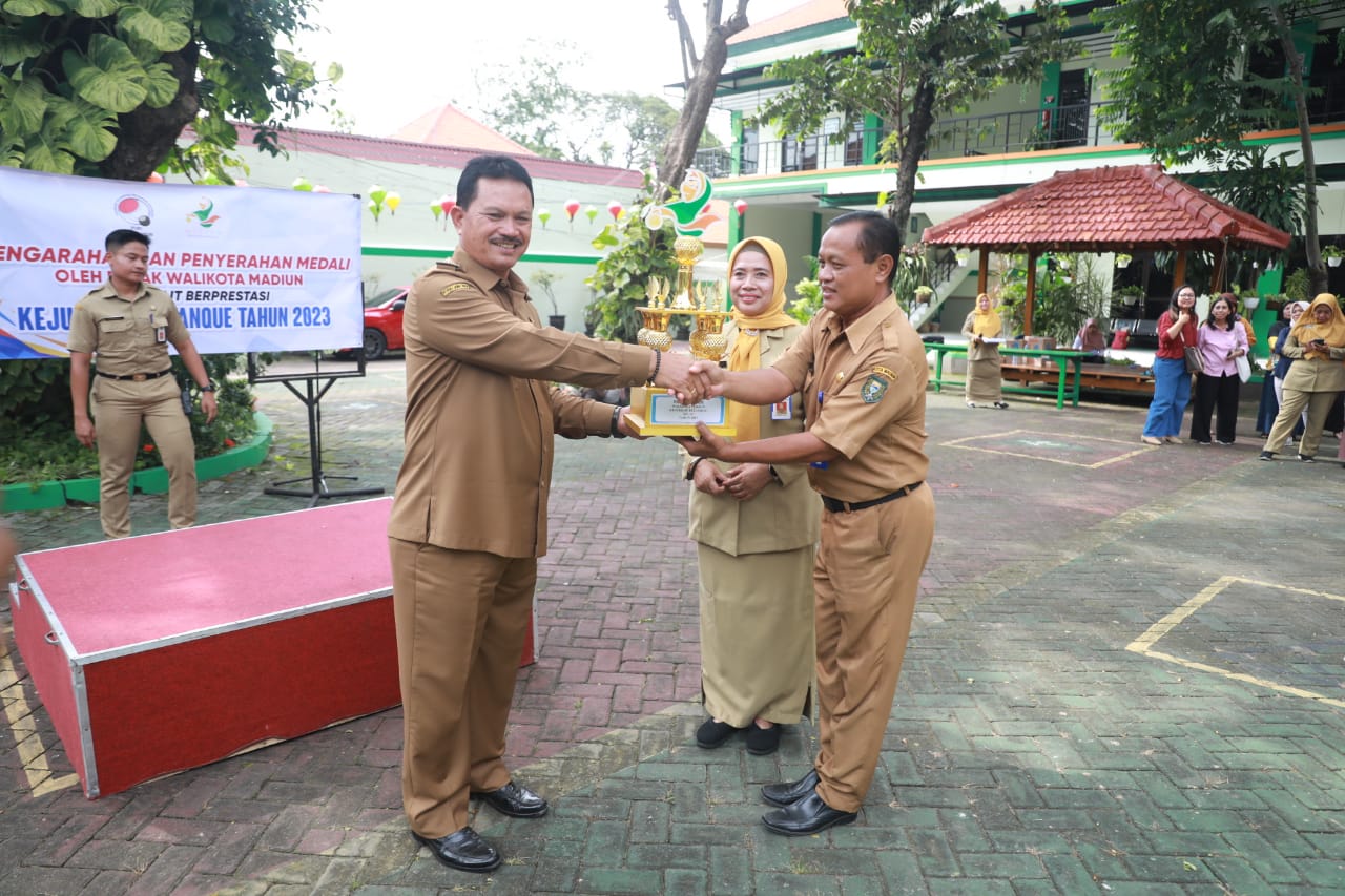 Foto 6 dari 13: Serahkan Medali Kejurkot Petanque 2023, Wali Kota Harap Prestasi Atlet Kota Madiun Terus Meningkat
