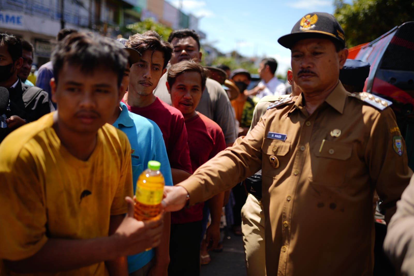 Foto 4 dari 8: Wali Kota Bagikan Sembako Gratis Untuk Masyarakat