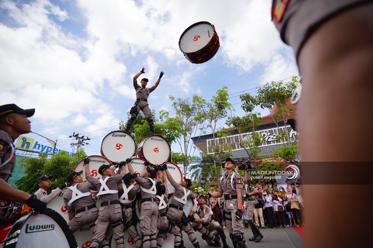 Foto 19 dari 19: Sukses Memukau Masyarakat, Aksi Drumcorps Pelopor Cenderawasih Akpol Dapat Apresiasi Wali Kota Maidi