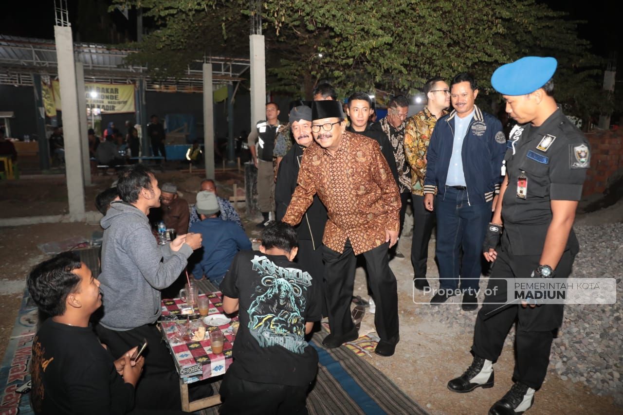 Foto 9 dari 13: Hadiri Pagelaran Wayang Kulit HUT 101 PSHT, Wali Kota: Pencak Silat Simpan Potensi Seni, Budaya, dan Ekonomi
