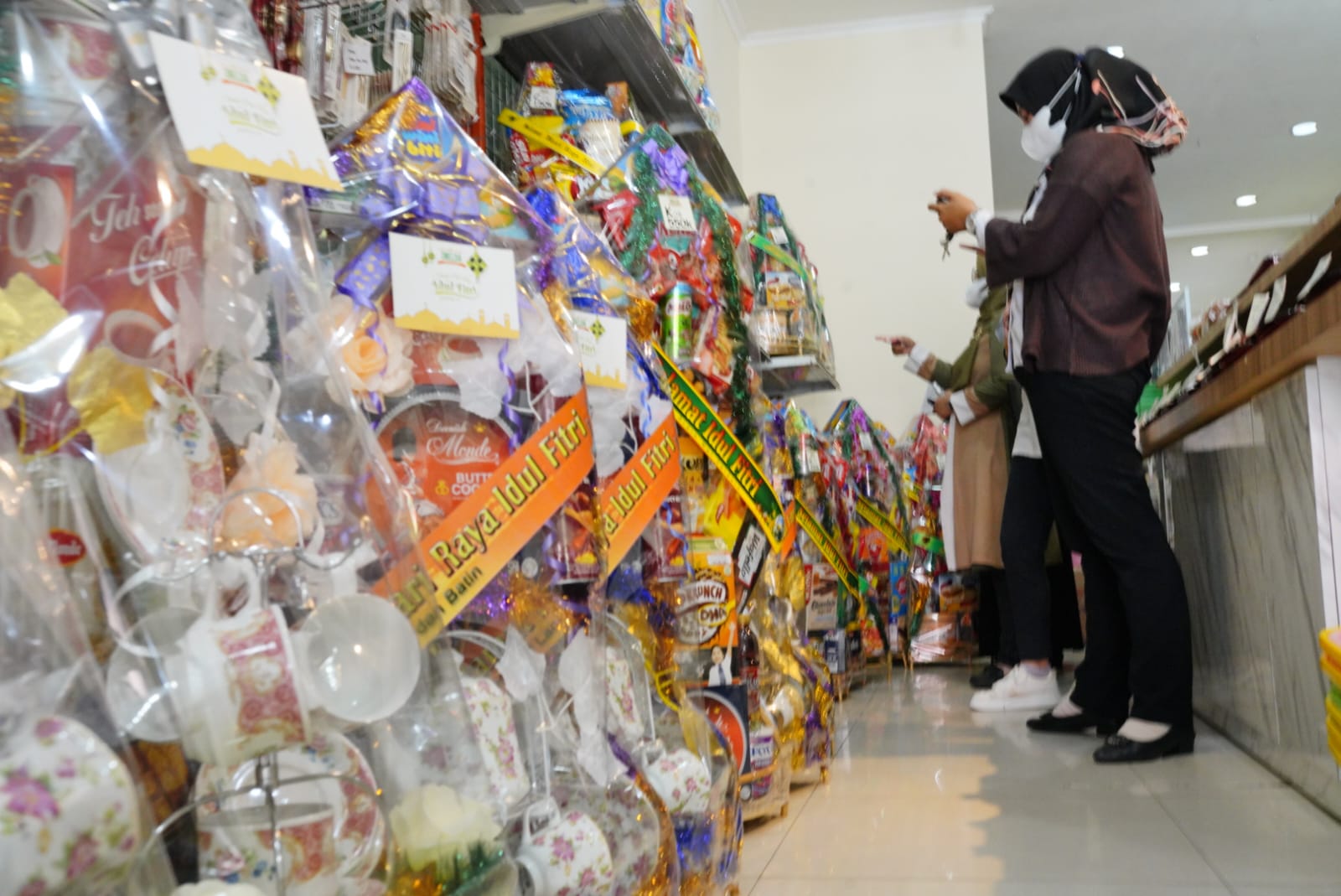 Foto utama berita: Permintaan Parsel Lebaran Melonjak, Per Hari Produksi Ratusan Pesanan
