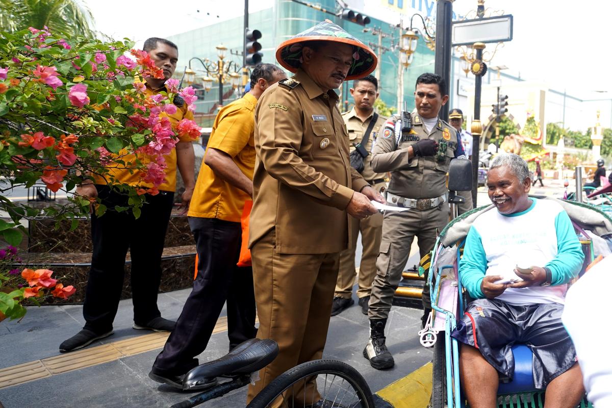 Foto 7 dari 8: Serunya Peringatan Hari Peduli Sampah di Kota Madiun, Wali Kota Salurkan Sembako Hingga Makan Bersama Petugas Penyapu Jalan dan Penarik Gerobak Sampah