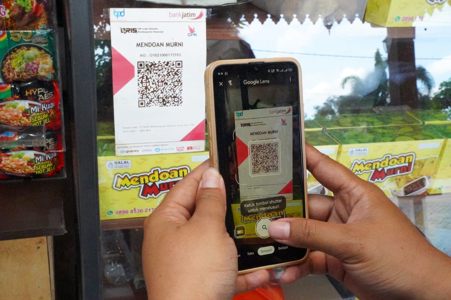 Foto 2 dari 3: Sudah Tak Pandemi, Lapak UMKM di Kota Madiun Tetap Terapkan Cashless untuk Pembayaran