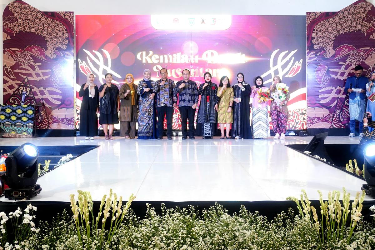 Foto 5 dari 13: Buka Kemilau Batik Nusantara, Pj Wali Kota Ingin Batik Semakin Dikenal dan Dicintai