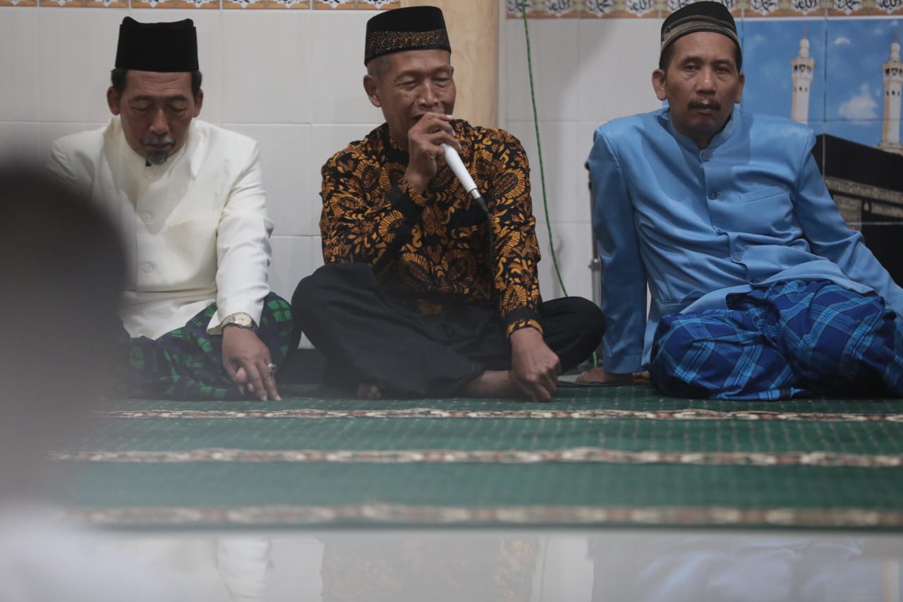Foto 4 dari 10: Hadiri Shalat Isya Berjamaah Dengan Warga, Wali Kota Tanamkan Cinta Al Qur’an Pada Anak Sejak Dini