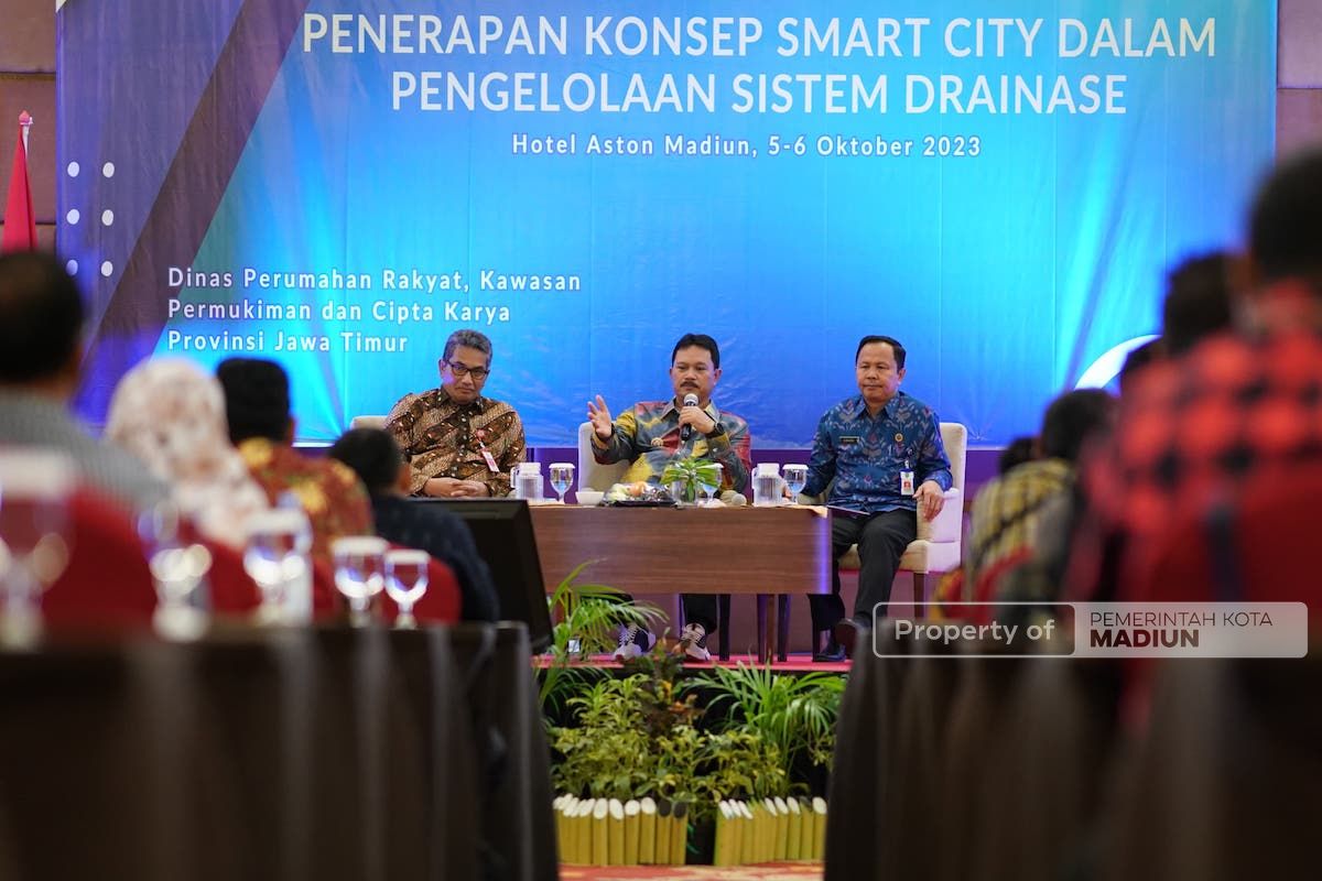 Foto 1 dari 9: Jadi Narsum Bimtek Smart City Pengelolaan Drainase, Wali Kota: Satu Pembangunan Memiliki Minimal Lima Keuntungan