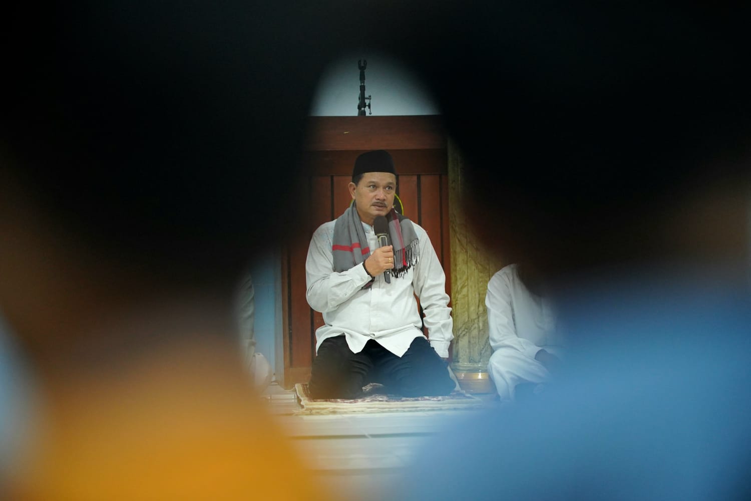 Foto 3 dari 10: Salat Isya di Masjid Miftahul Huda, Wali Kota Ajak Jamaah Bangun Nuansa Religi Jelang Puasa