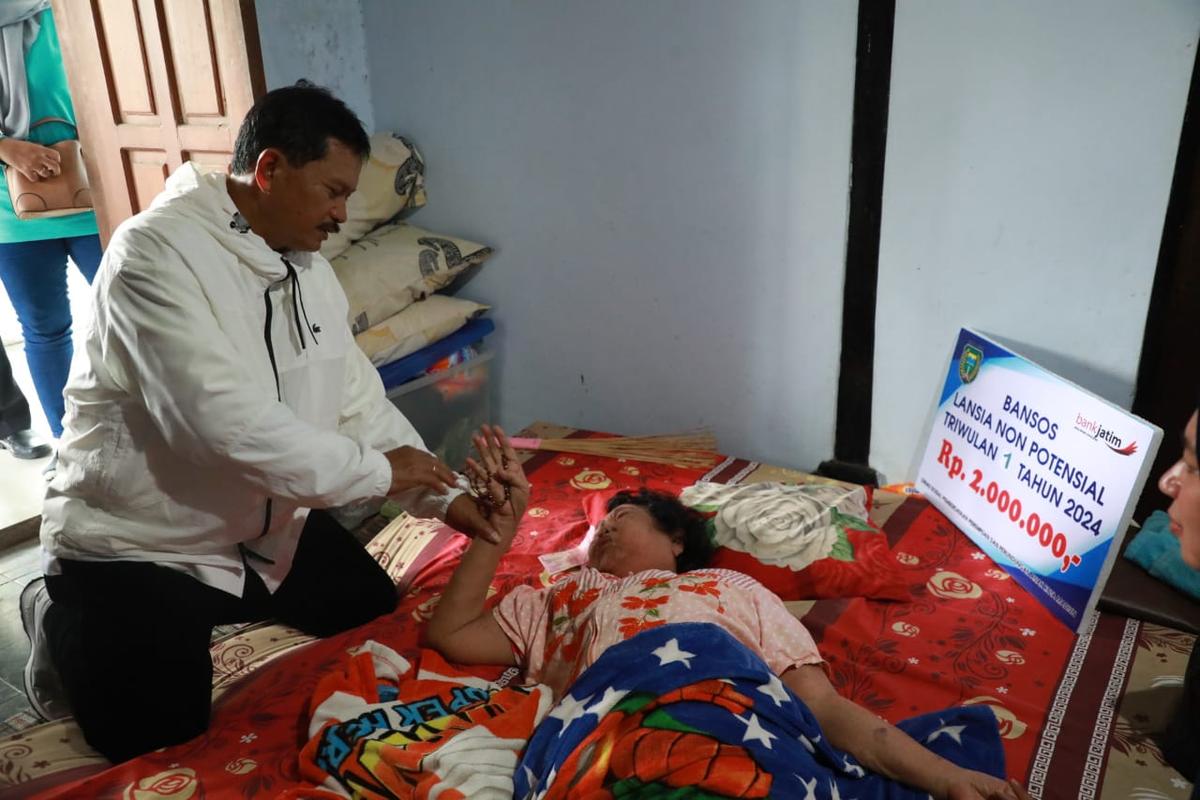 Foto 1 dari 11: Salurkan Bantuan Lansia Non Potensial, Wali Kota: Lansia di Kota Madiun Jangan Sampai Terlantar
