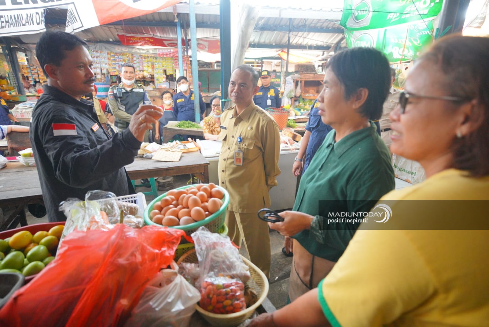 Foto 2 dari 10: Subsidi Pasar Makin Meluas, Wali Kota : Pemerataan Harga Untuk Selamatkan Pedagang
