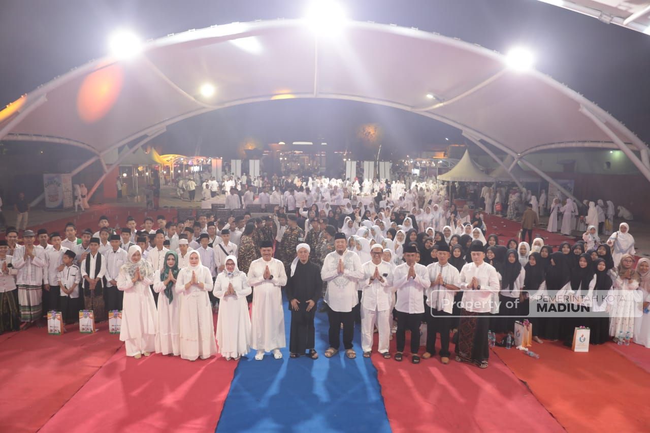Foto 8 dari 17: Sosialisasi Ketentuan Cukai melalui Musik Religi, Pemkot Hadirkan Opick, Sekaligus Peringatan Hari Santri