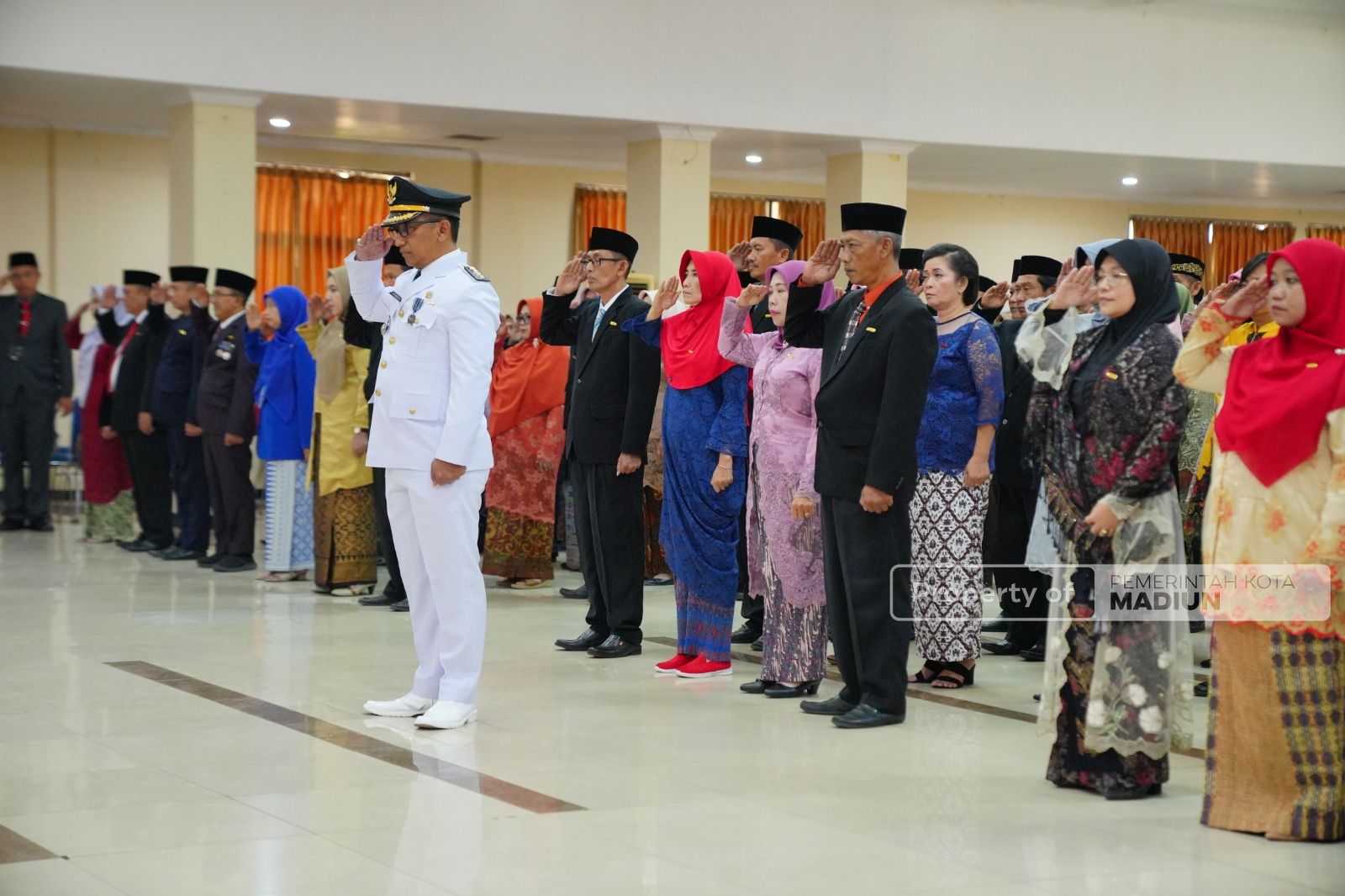 Foto 2 dari 8: 326 ASN Pemkot Madiun Raih Tanda Kehormatan Satyalancana Karya Satya, 78 Di antaranya Sudah Mengabdi 30 Tahun Lamanya