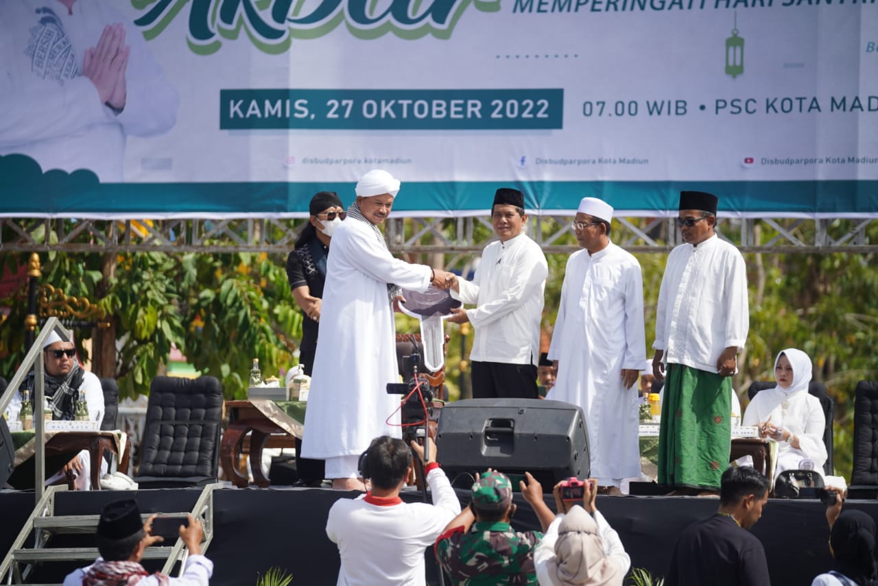Foto 2 dari 17: Pengajian Akbar Peringatan Hari Santri Berlangsung Meriah, Wali Kota Sampaikan Apresiasi Kepada Jamaah
