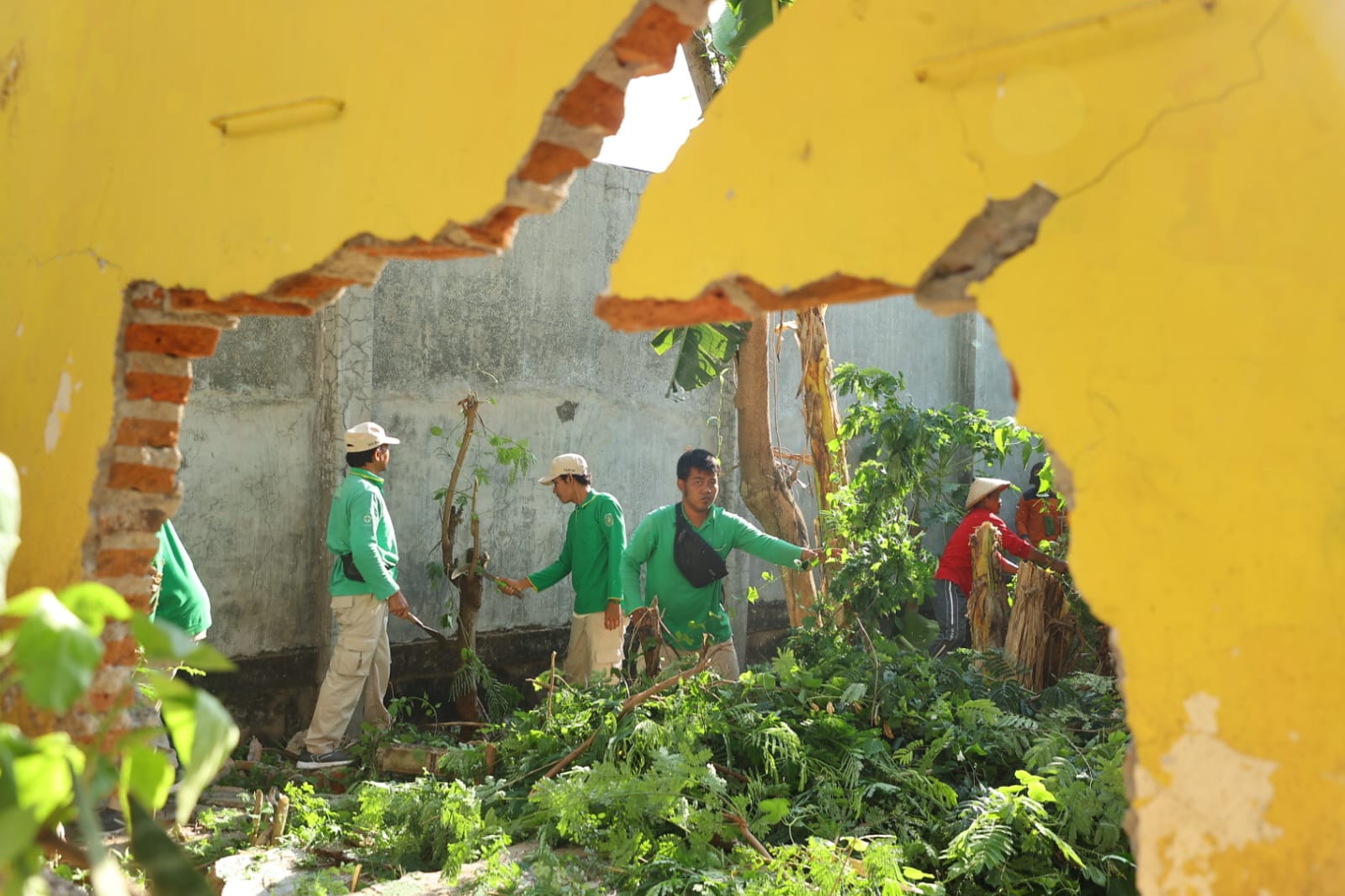 Foto 2 dari 9: Pimpin Kerja Bakti, Wali Kota Dr. Maidi Harap Lingkungan Sehat tidak Bawa Penyakit