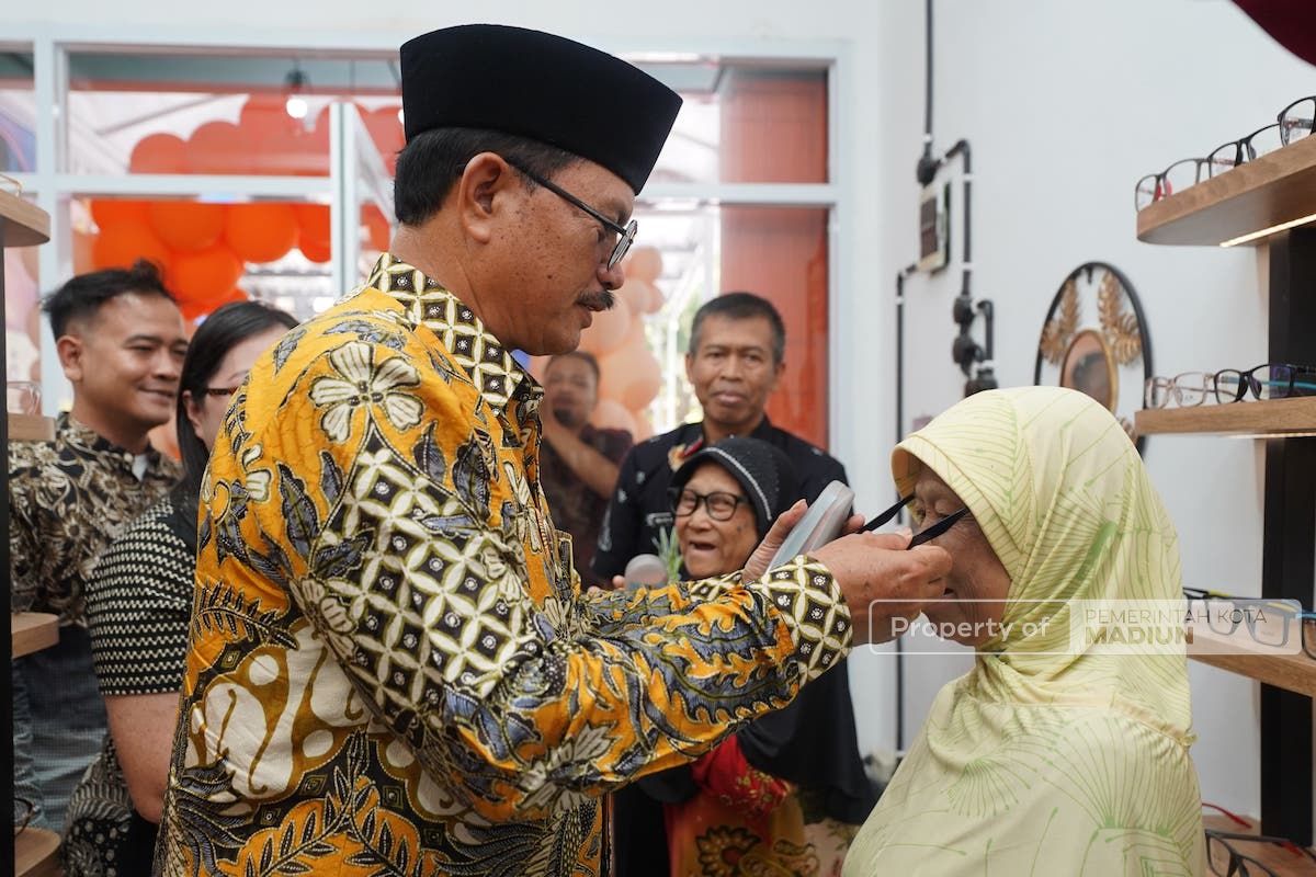 Foto 5 dari 9: Hadiri Grand Opening MJ Optik, Wali Kota Apresiasi Pengusaha Ikut Ramaikan Pelayanan Kesehatan Mata