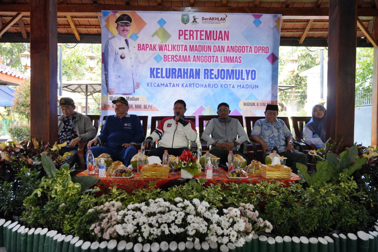 Foto 1 dari 3: Gowes Tiga Kelurahan, Wali Kota Hadiri Pertemuan Dengan Masyarakat