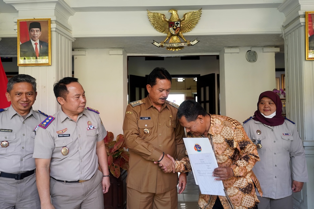 Foto 4 dari 9: Serah Terima Perdana Sertipikat Tanah Elektronik, Wali Kota Dr.Maidi: Pendataan Tanah Lebih Efektif