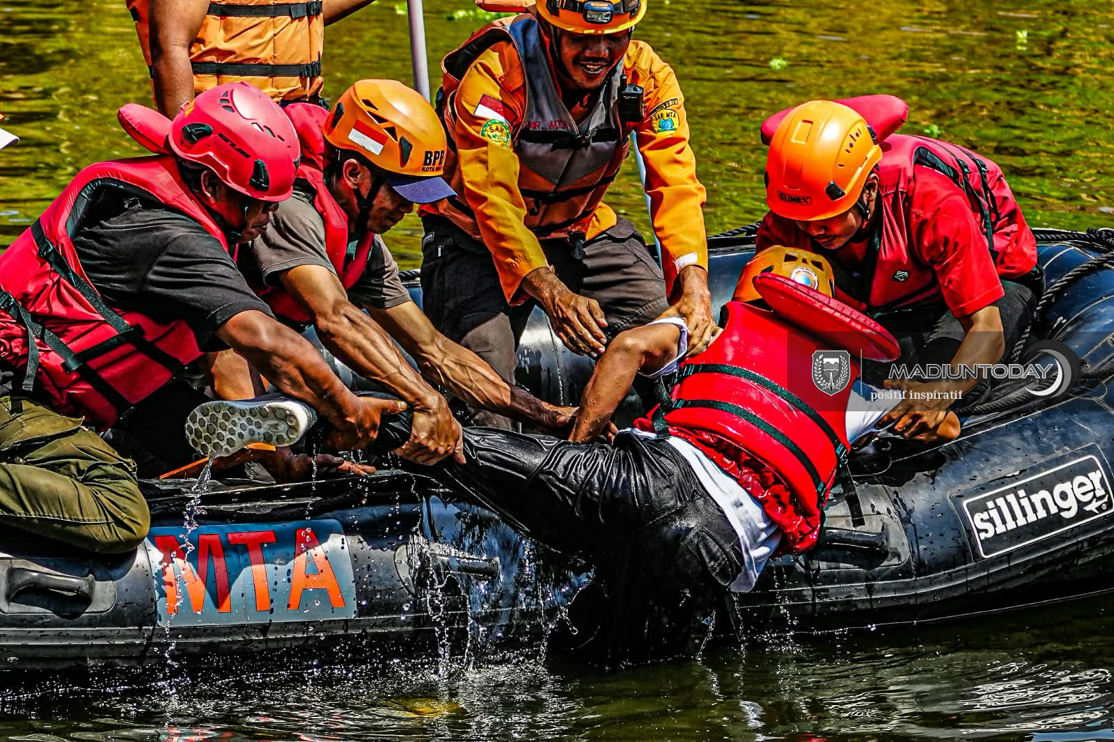 Foto 2 dari 19: Mendayungpun Ada Aturannya, Serunya Pelatihan Water Rescue di Kali Bantaran