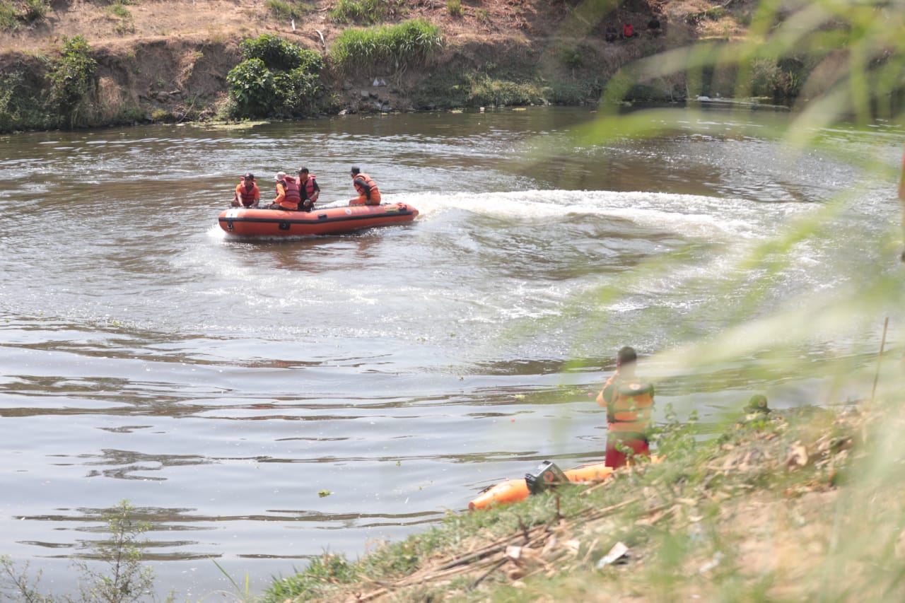 Foto 1 dari 1: Berenang di Pagi Buta, Warga Surabaya Tenggelam di Bengawan Madiun, Proses Pencarian Masih Berlangsung
