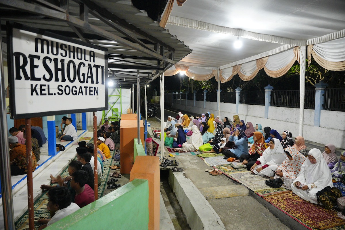 Foto 3 dari 8: Salat Isya di Masjid Reksogati, Wali Kota Salurkan Bantuan Tempat Ibadah Rp 20 Juta