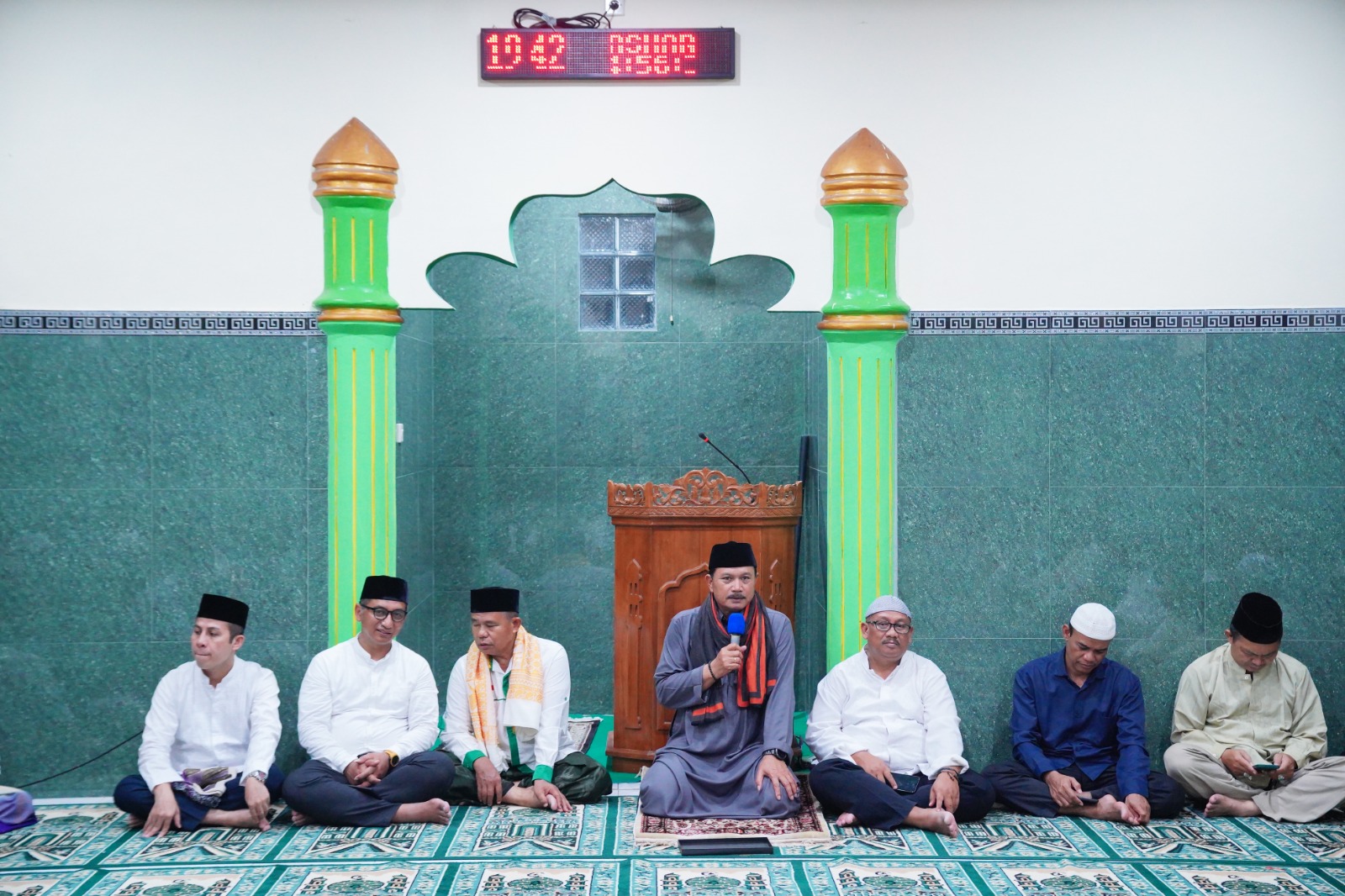 Foto 5 dari 10: Salat Isya dan Tarawih Safari Ramadan di Masjid Al Ifaqoh, Wali Kota Ajak Warga Tingkatkan Ibadah