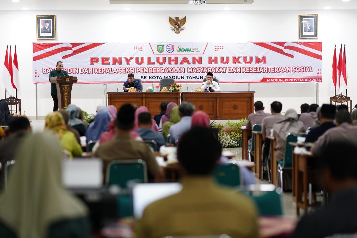 Foto 2 dari 11: Berbatasan Langsung dengan Masyarakat, Pemkot Madiun Bekali Modin dan Kepala Seksi Pemberdayaan Melalui Penyuluhan Hukum