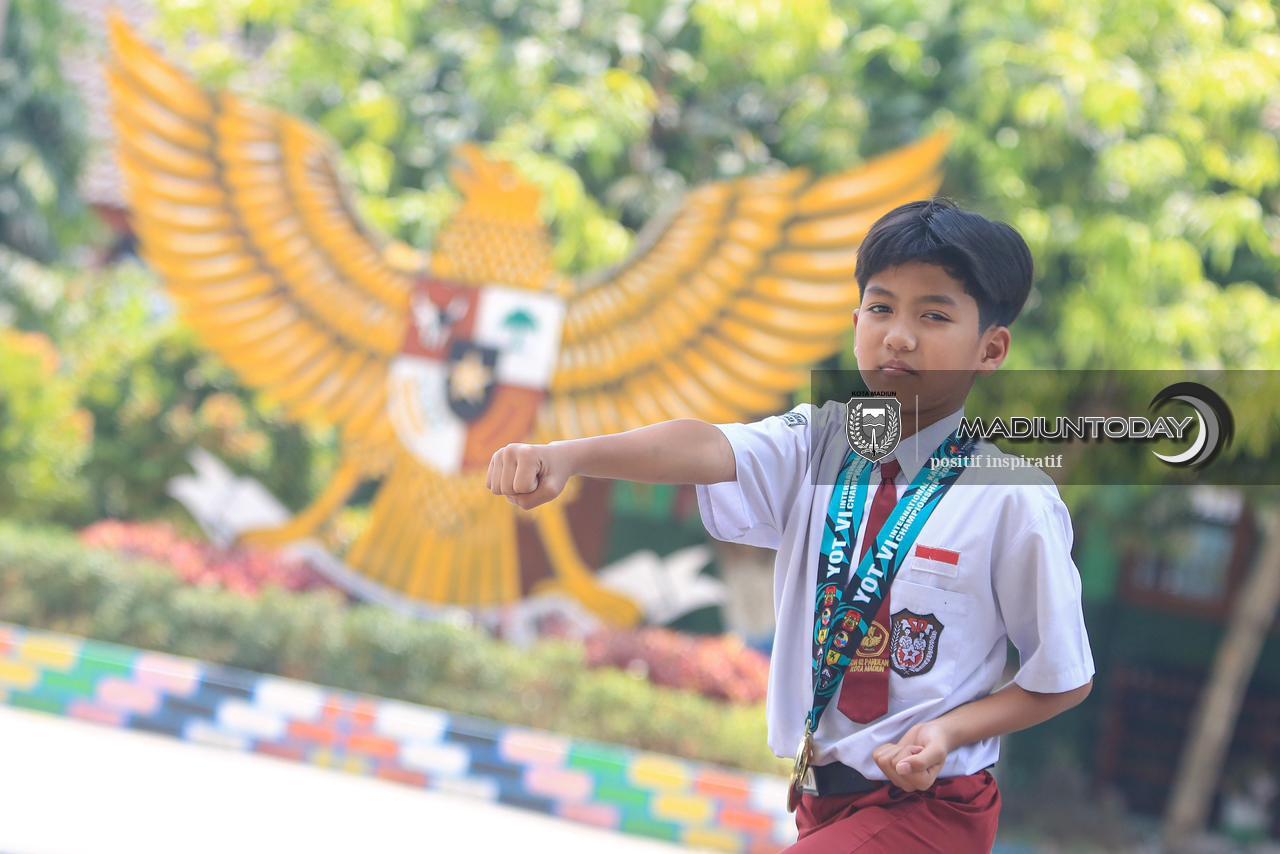 Foto 2 dari 6: Tak Gentar Hadapi Karateka Berpengalaman, Langkah Kecil Abinaya Sabet Juara 1 Kumite di Ajang Internasional