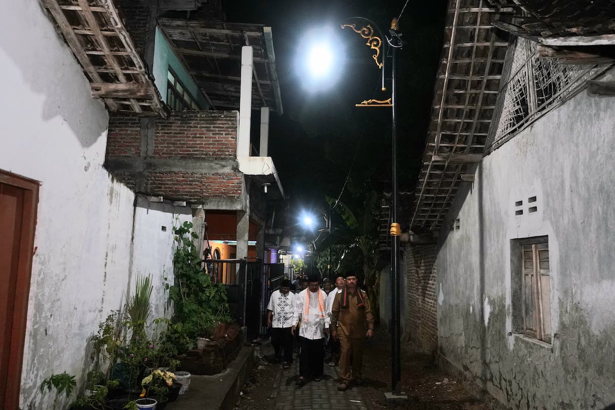 Foto 7 dari 9: Shalat Magrib di Masjid Diniyah Nurul Iman, Wali Kota Beri Santunan Hingga Sosialisasikan Pembangunan
