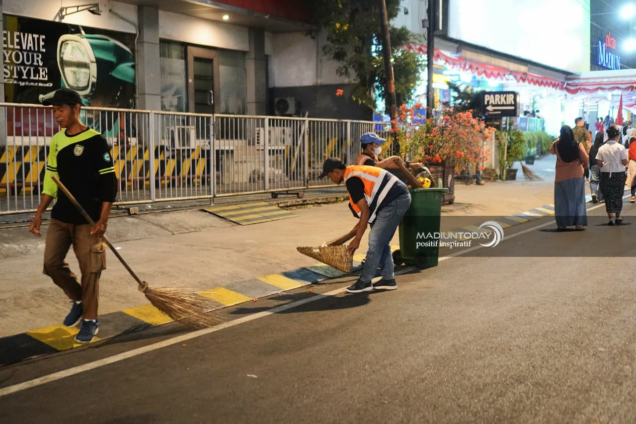 Foto 14 dari 15: Euforia Madiun Menari Berakhir, Petugas Kebersihan Pastikan Jalan Pahlawan Kembali Bersih