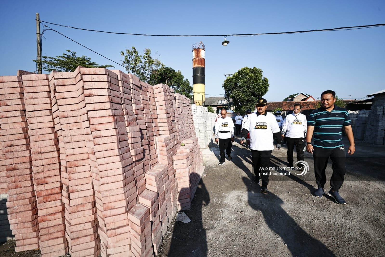 Foto 2 dari 5: Cek Tempat Produksi, Wali Kota Pastikan Proyek Pavingisasi 44 Ribu Meter On Progres