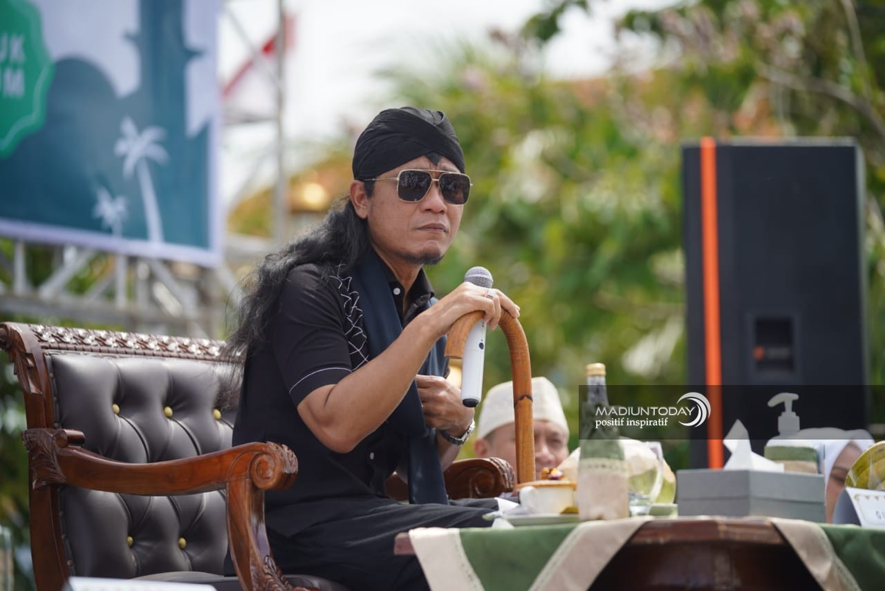 Foto 5 dari 10: Ngaji di Kota Pendekar, Gus Miftah: PRC dan Warung NKRI Jadi Simbol Kerukunan Kota Madiun Untuk Indonesia