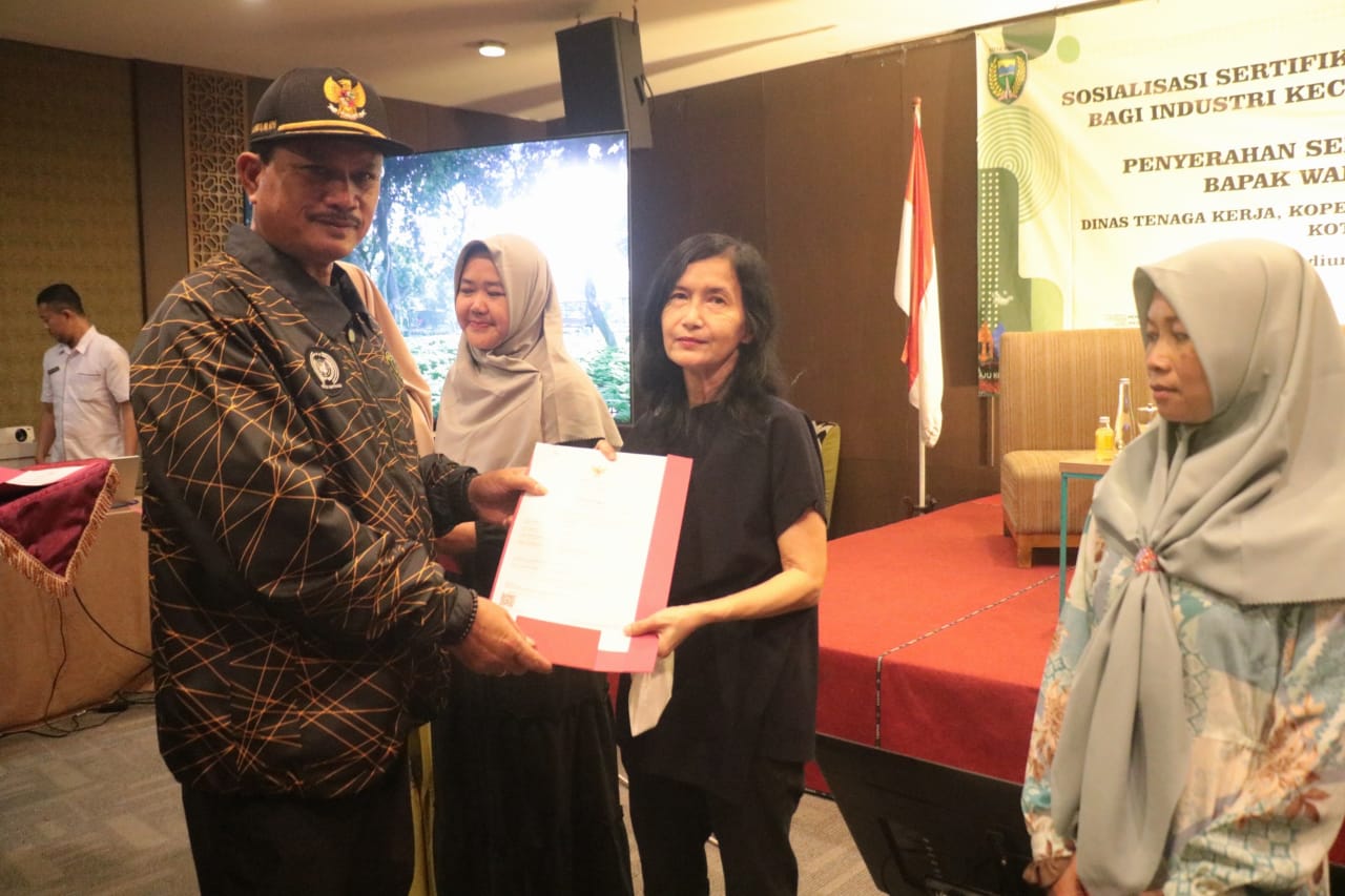 Foto 8 dari 11: Wali Kota Dorong UMKM Segera Sertifikasi Halal Produk