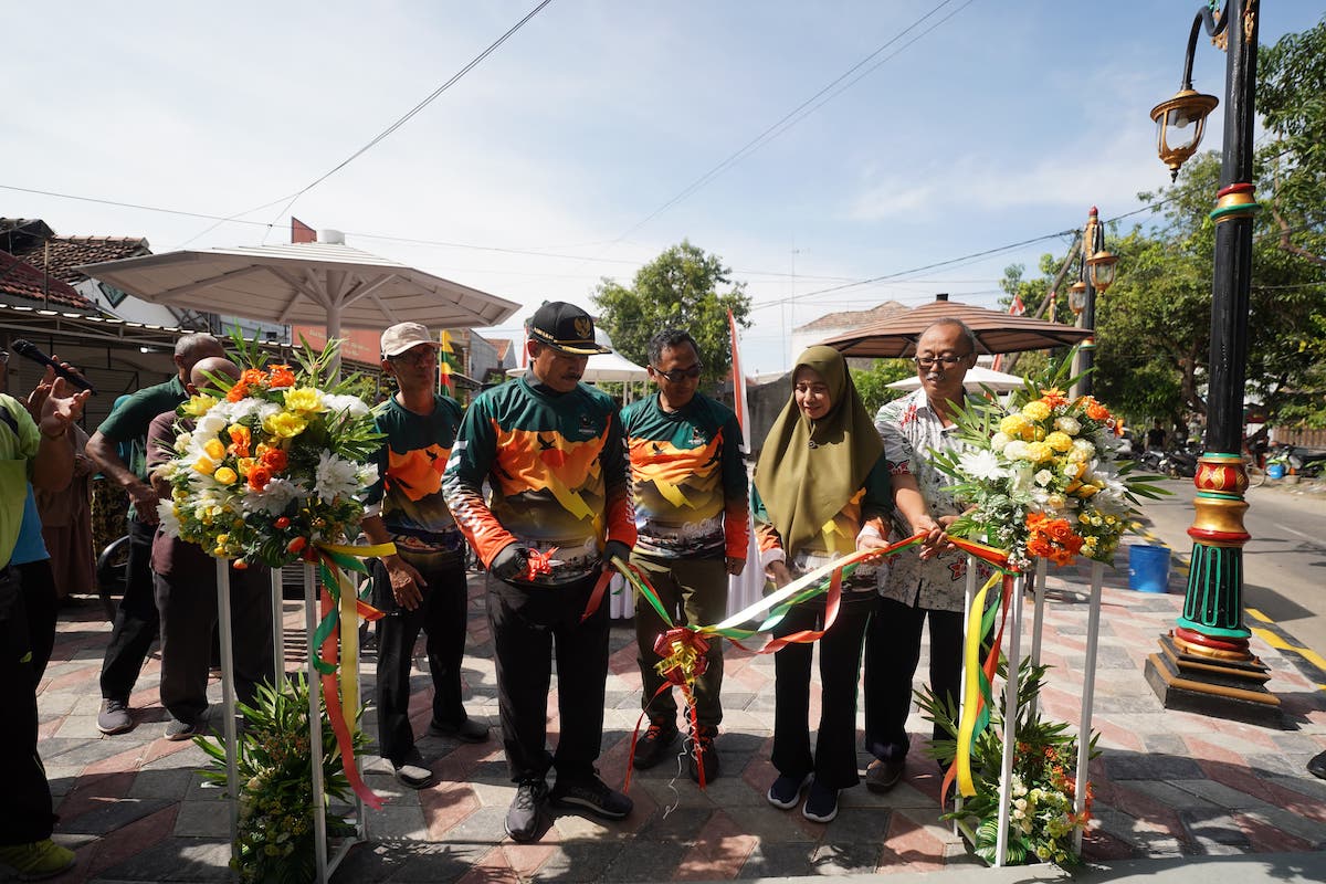 Foto 4 dari 9: Sembari Gowes, Wali Kota Resmikan RTH, Beri Bansos Disabilitas, Hingga Bantuan RTLH